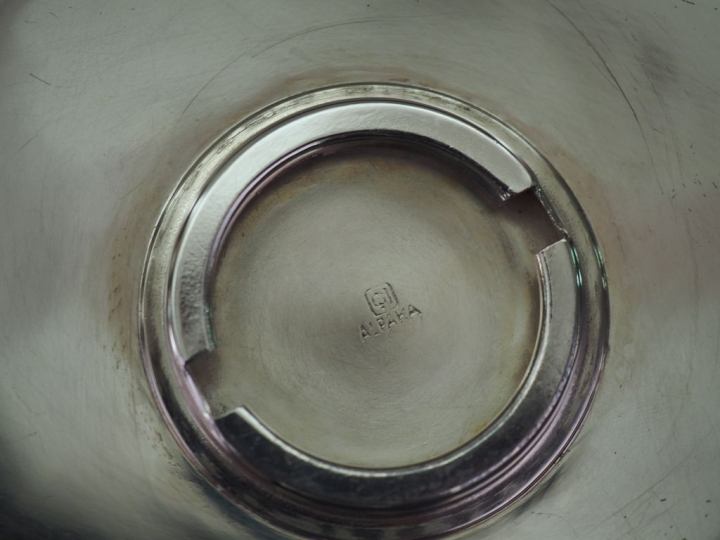 Petit plat creux en Alpaka. H. 3 cm Diam. 22,5 cm  Poids. 393 g   