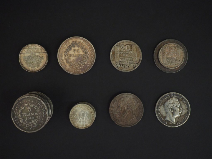 Ensemble comprenant :  - trois pièces de 100 Francs en argent, 1983, 1