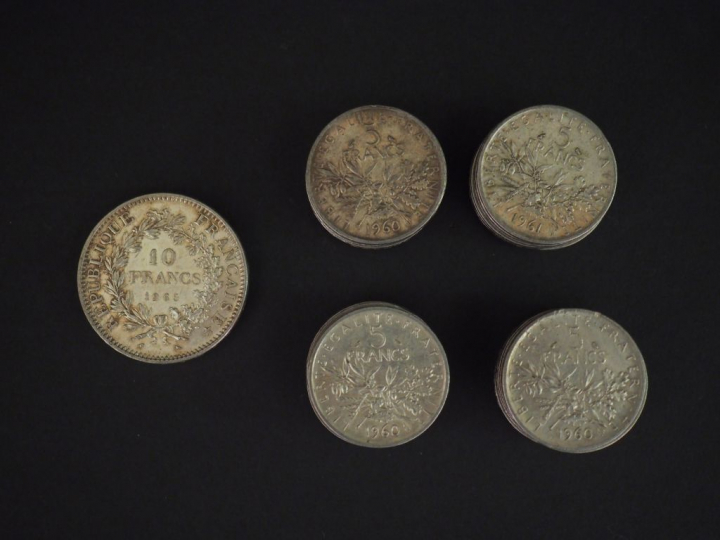 Ensemble comprenant :  - deux pièces de 10 Francs en argent, 1965. - t