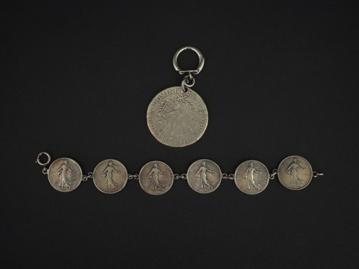 Ensemble comprenant :  - un porte clé serti d'une pièce en argent. Poi