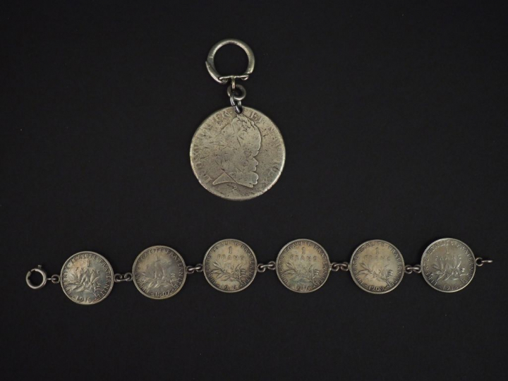 Ensemble comprenant :  - un porte clé serti d'une pièce en argent. Poi