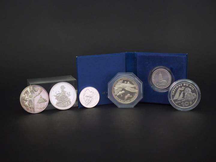 Ensemble comprenant : - une médaille méxicaine en argent.  Poids. 30 g