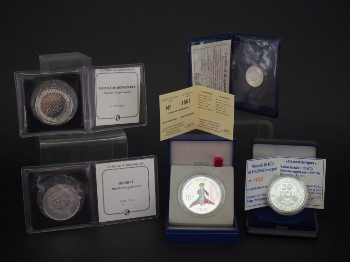 Ensemble comprenant :  - une pièce de 30 Ecu de Blagnac en argent.  Av