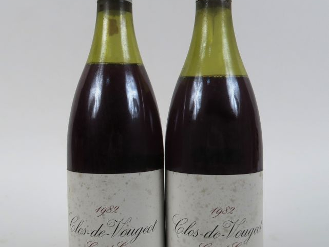 2 BOUTEILLES CLOS DE VOUGEOT SAVOUR CLUB GC - 1982 - 4,5 CM/5 CM