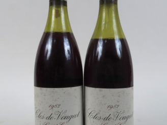 Vente aux enchères 2 BOUTEILLES CLOS DE VOUGEOT SAVOUR CLUB GC - 1982 - 4,5 CM/5 CM