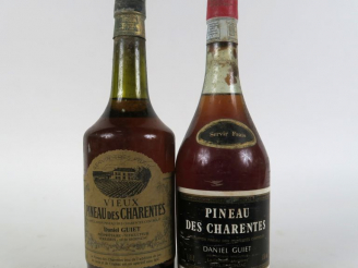 Vente aux enchères 2 BOUTEILLES : 1 VIEUX PINEAU DES CHARENTES DANIEL GUIET - 1 PINEAU DE