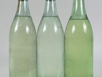Vente aux enchères 3 BOUTEILLES EAU DE VIE PRUNE - PRESUMEES ANNEES 1970 - MISE PARTICULI