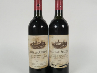 Vente aux enchères 2 BOUTEILLES CHÂTEAU AUSONE 1er GCC SAINT EMILION - 1979 - 1 BG/1 HEP/