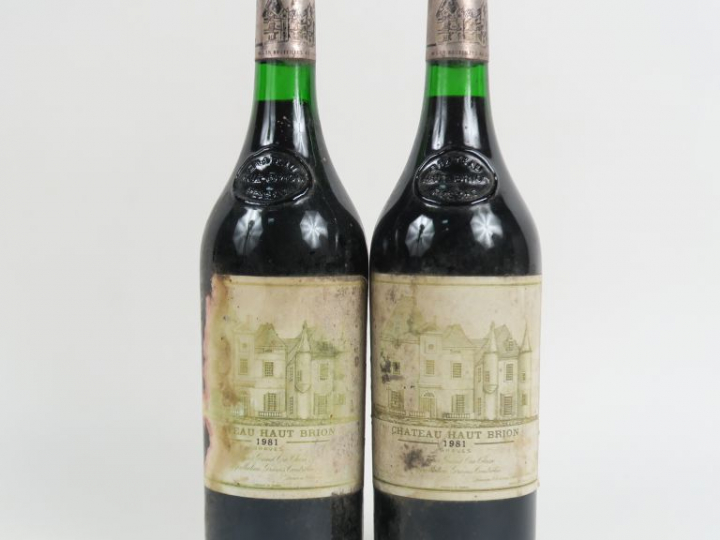 2 BOUTEILLES CHÂTEAU HAUT BRION 1er GCC GRAVES - 1981 - 1 ETA/1 EA