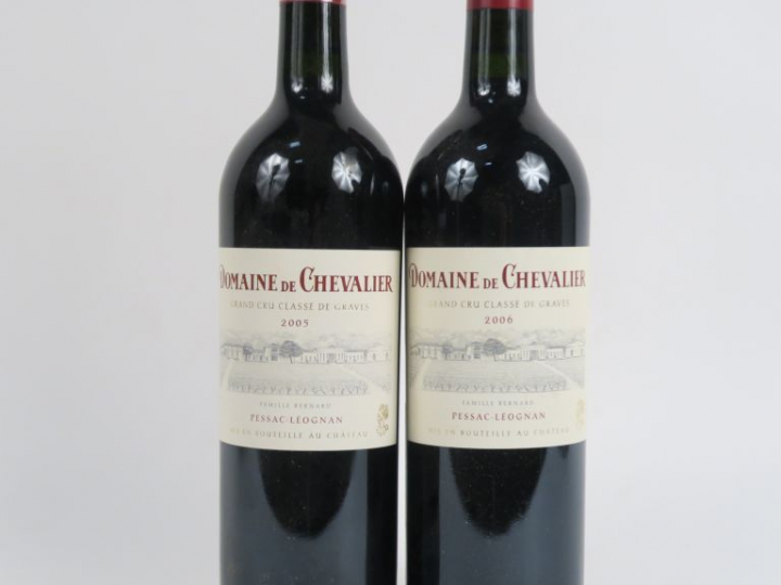 2 BOUTEILLES DOMAINE DE CHEVALIER GCC GRAVES : 1 de 2005 - 1 de 2006