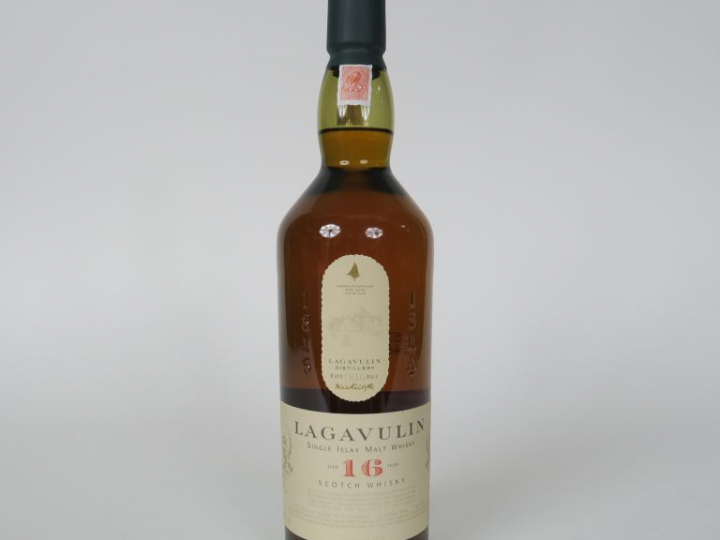 1 BOUTEILLE LAGAVULIN (70cl/43°) Embouteillage : 04/11/2005 - 16 ans -
