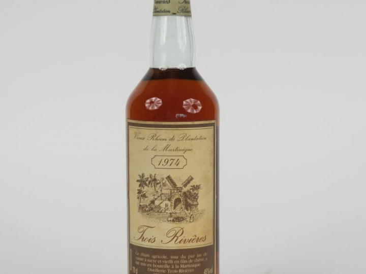 1 BOUTEILLE VIEUX RHUM TROIS RIVIÈRES 45° - 1974