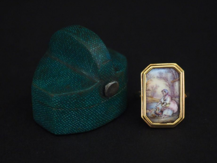 Bague début XIXème en or et émail à décor d'une jeune fille nourissant