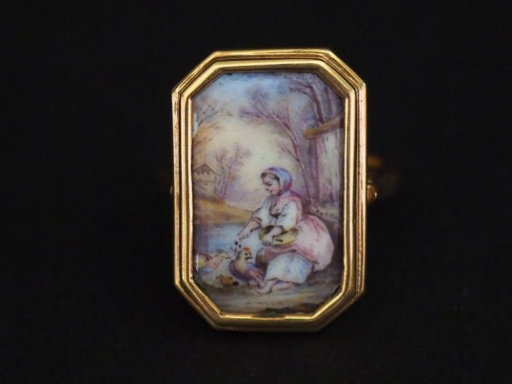 Bague début XIXème en or et émail à décor d'une jeune fille nourissant