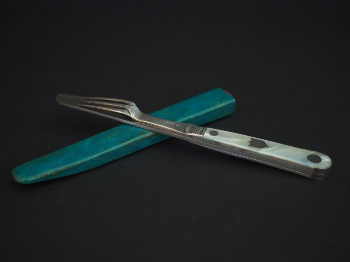 Couvert de voyage ou de chasse XIXème en argent, métal et nacre à déco