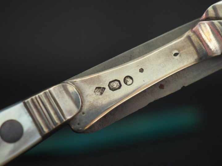 Couvert de voyage ou de chasse XIXème en argent, métal et nacre à déco