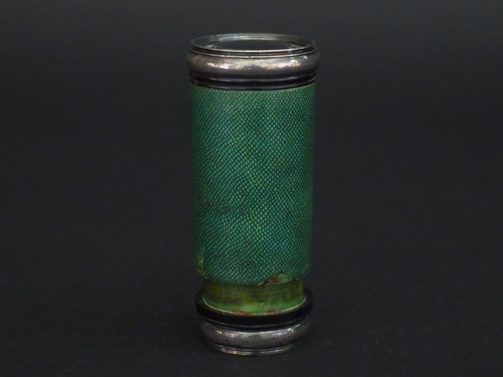 Longue vue XIXème en galuchat et métal argenté ou argent. Dim. 7,5 x 3