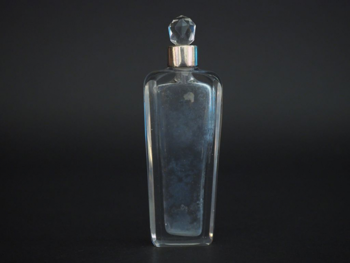 Grand flacon XIXème en cristal et métal argenté dans son étui en galuc