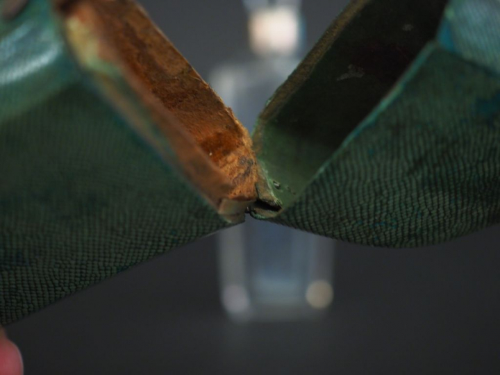 Grand flacon XIXème en cristal et métal argenté dans son étui en galuc