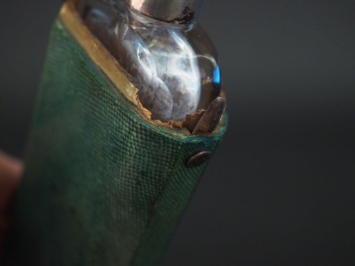 Grand flacon XIXème en cristal et métal argenté dans son étui en galuc