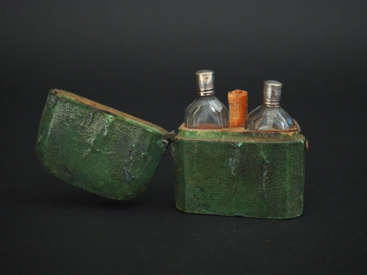 Cave à odeurs dans son étui en galuchat vert, comprenant : 2 flacons e