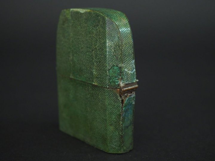 Cave à odeurs dans son étui en galuchat vert, comprenant : 2 flacons e