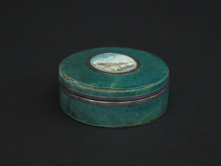 Boîte fin XVIIIème début XIXème en galuchat vert, intérieur en écaille