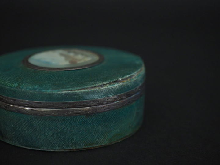 Boîte fin XVIIIème début XIXème en galuchat vert, intérieur en écaille