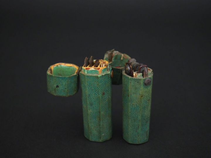 Deux nécessaires à ongles début XIXème en galuchat vert. Dim. 7,5 x 2 