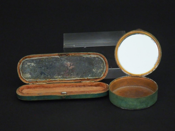 Poudrier début XIXème en galuchat vert, intérieur en velours et fond d