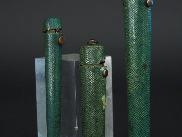 3 étuis de flacons à sels début XIXème en galuchat vert, l'un avec son