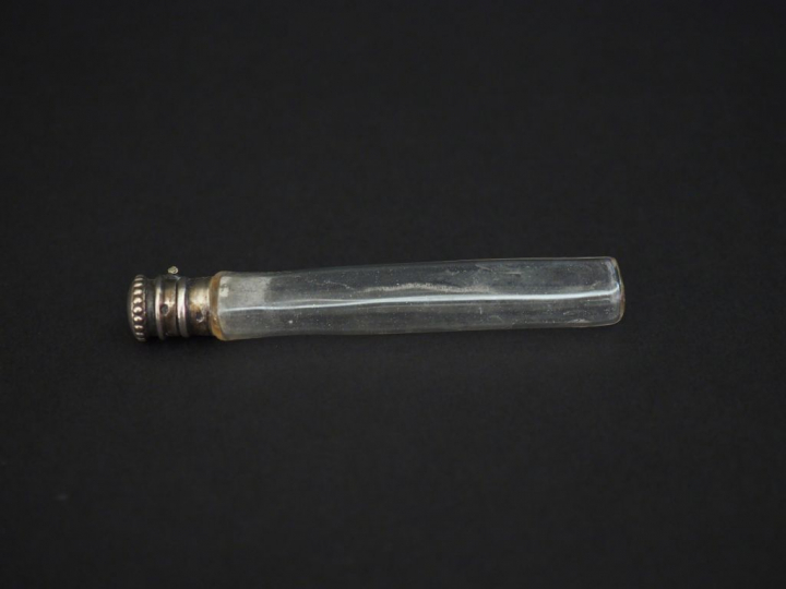 3 étuis de flacons à sels début XIXème en galuchat vert, l'un avec son