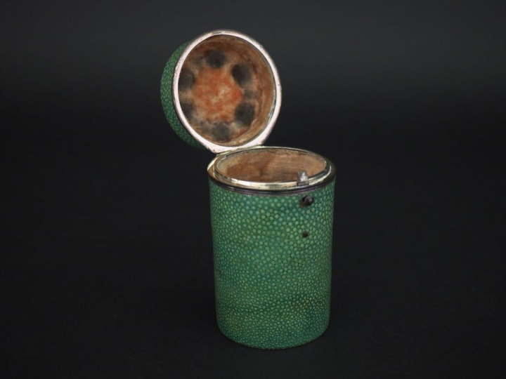 Etui de verre de voyage début XIXème en galuchat vert, monture en arge