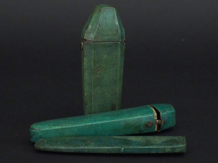 3 différents étuis début XIXème en galuchat vert. L. 12,5 cm. L. 12 cm