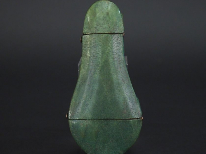 Etui de flacon à sels début XIXème en galuchat vert, boutons et charni