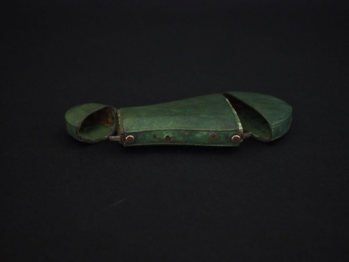 Etui de flacon à sels début XIXème en galuchat vert, boutons et charni