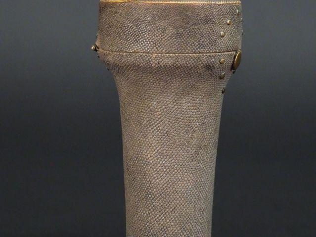 Etui XIXème en galuchat gris, orné de petits clous en laiton. Dim. 9,2