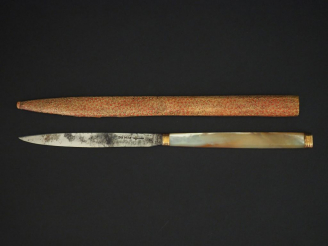 Vente aux enchères DEMIE. Couteau en métal argenté, doré et nacre, dans son étui en galuc