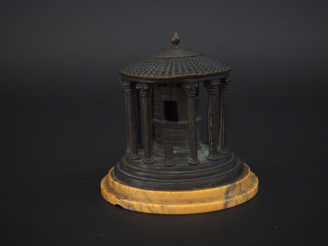 Vente aux enchères Souvenir du Grand Tour. Support d'encrier en forme du temple de Vesta 