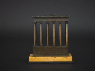 Vente aux enchères Souvenir du Grand Tour.  "portique antique" Bronze, socle marbre jaune
