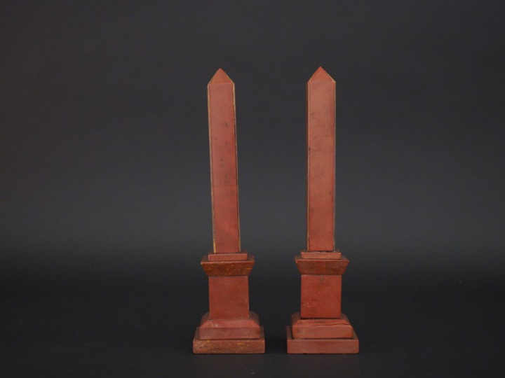 Paire d'obélisques en marbre rose.  H. 26 cm (recollée)