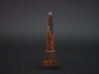 Vente aux enchères Obélisque en marbre rouge.  H. 17,5 cm (petite égrenure à la base)