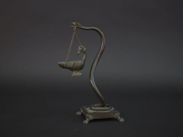 Veilleuse à l'antique, en bronze en forme de lampe à huile ornée d'une
