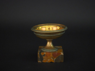 Vente aux enchères Vide poche XIXème en bronze et marbre en forme de coupe à l'antique. H