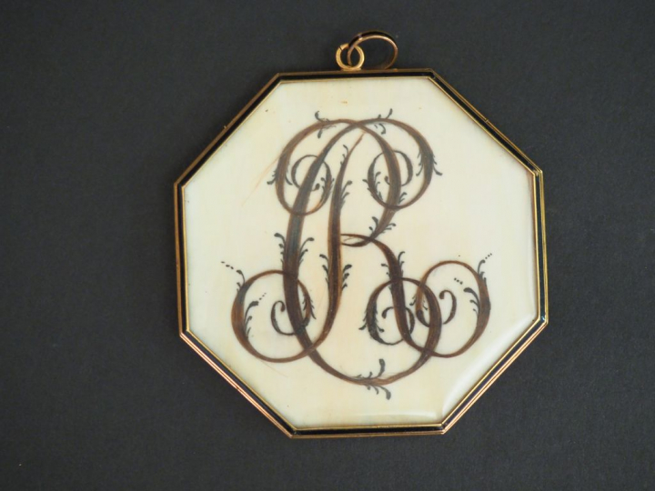 Miniature XIXème, "portrait d'homme au jabot", monogramme en cheveux a