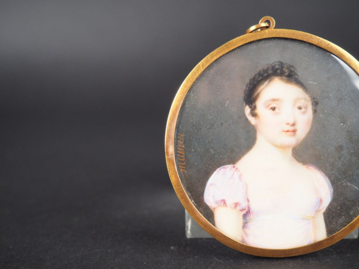 MAURIN.  	Miniature Directoire « portrait de jeune fille à la robe de 