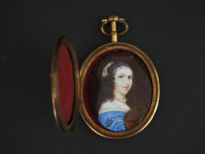 Miniature sur porcelaine "jeune femme à l'éventail" dans un étui en mé