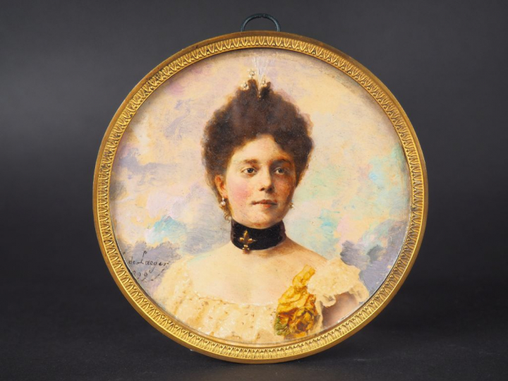 	DE LAEGER.  Miniature XIXème « portrait de jeune femme ». Aquarelle s