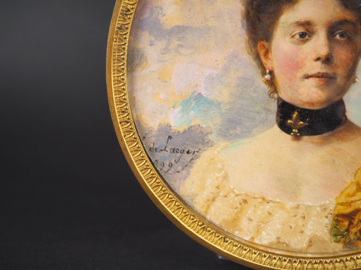 	DE LAEGER.  Miniature XIXème « portrait de jeune femme ». Aquarelle s