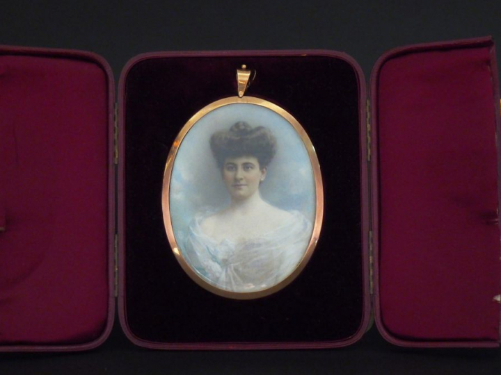 Miniature XIXème "portrait de femme à la robe blanche". Photographie r